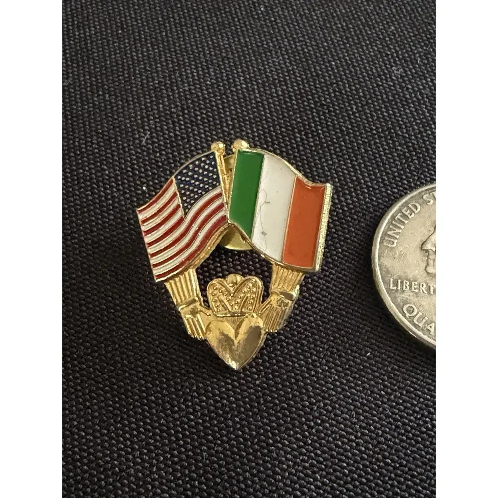 Nice UNITED STATES IRELAND Flag Friendship Metal Lapel Pin America USA Claddagh